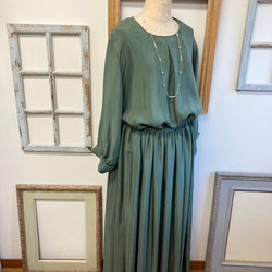 可愛又成熟❤️緞面材質的褶皺長裙，苔綠色（尺寸不限L-LL） 第8張的照片