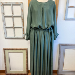 可愛又成熟❤️緞面材質的褶皺長裙，苔綠色（尺寸不限L-LL） 第9張的照片