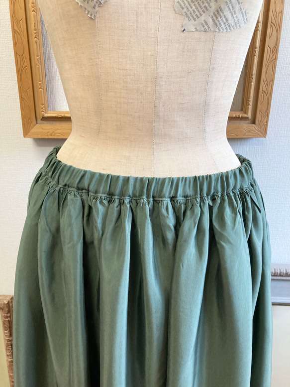 可愛又成熟❤️緞面材質的褶皺長裙，苔綠色（尺寸不限L-LL） 第6張的照片
