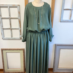 可愛又成熟❤️緞面材質的褶皺長裙，苔綠色（尺寸不限L-LL） 第3張的照片