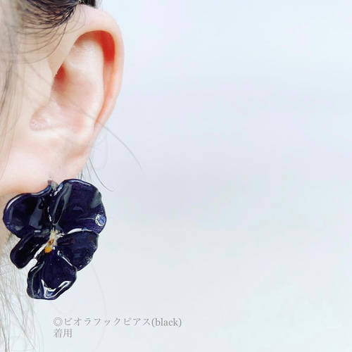 フリルビオラ フックピアス 〈black〉 ピアス（フック・チェーン