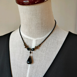 ドロップ型ブラックオニキスのアンティーク風ネックレス 5枚目の画像