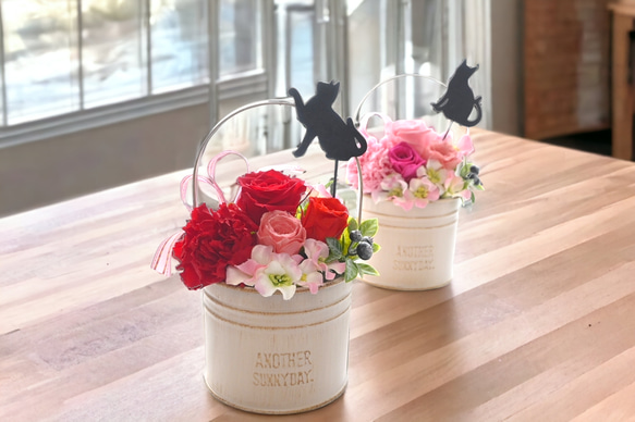 花と猫【赤&ピンク】プリザーブドフラワー 花 猫 フラワーギフト 誕生日 お祝い 猫好き ねこ 2枚目の画像