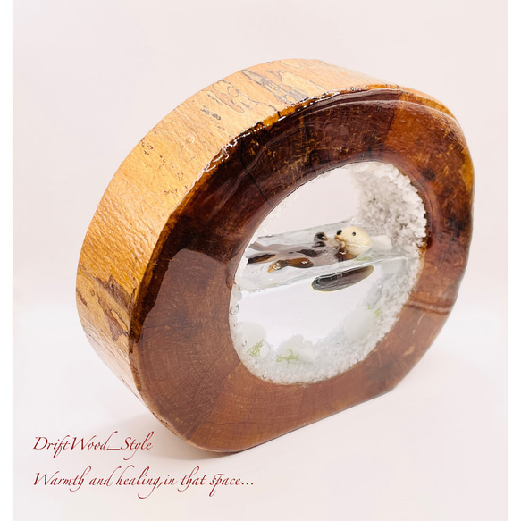 一つ限りの流木アート 海に浮かぶラッコ ジオラマ 流木 フィギュア 置物 インテリア レジン テラリウム 生き物 N11 3枚目の画像