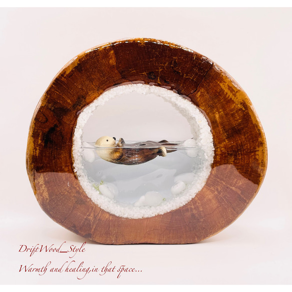 一つ限りの流木アート 海に浮かぶラッコ ジオラマ 流木 フィギュア 置物 インテリア レジン テラリウム 生き物 N11 5枚目の画像