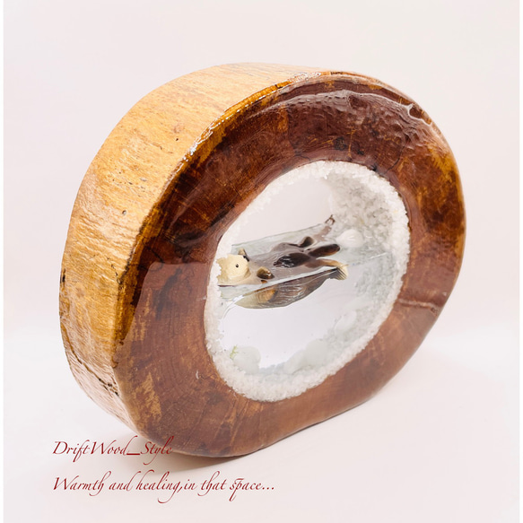 一つ限りの流木アート 海に浮かぶラッコ ジオラマ 流木 フィギュア 置物 インテリア レジン テラリウム 生き物 N11 8枚目の画像