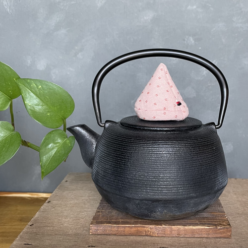 渋くて可愛い【鉄瓶の三角蓋つかみ】ピンク その他キッチン小物 青樹