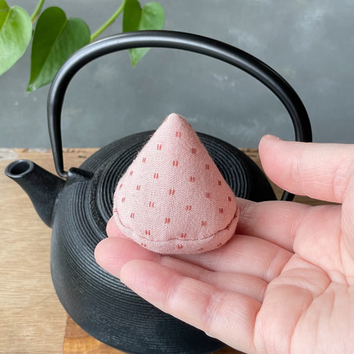 渋くて可愛い【鉄瓶の三角蓋つかみ】ピンク その他キッチン小物 青樹
