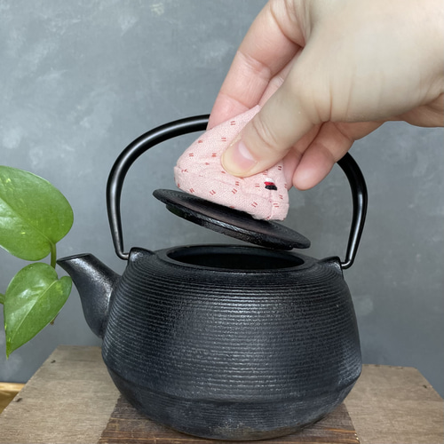 可愛らしい小さめの鉄瓶 渋くて可愛い【鉄瓶の三角蓋つかみ】ピンク その他キッチン小物 青樹