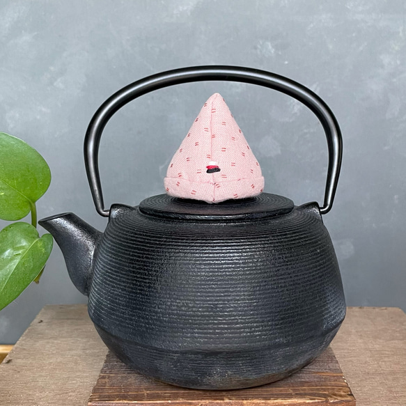 渋くて可愛い【鉄瓶の三角蓋つかみ】ピンク その他キッチン小物 青樹