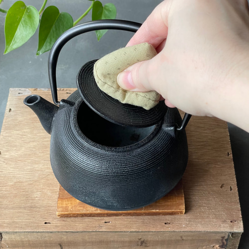 渋くて可愛い【鉄瓶の三角蓋つかみ】黄緑 その他キッチン小物 青樹