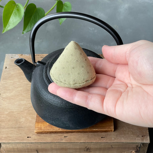 渋くて可愛い【鉄瓶の三角蓋つかみ】黄緑 その他キッチン小物 青樹