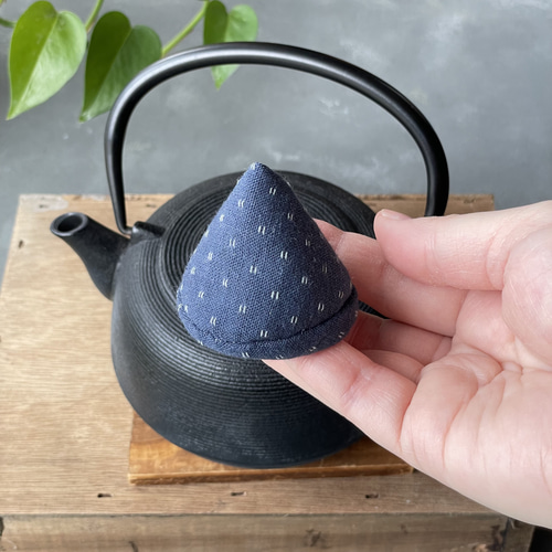 渋くて可愛い【鉄瓶の三角蓋つかみ】紺色 その他キッチン小物 青樹