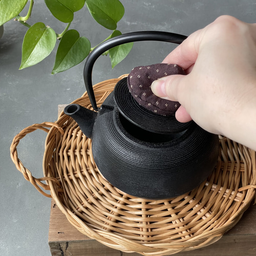 渋くて可愛い【鉄瓶の三角蓋つかみ】茶色 その他キッチン小物 青樹