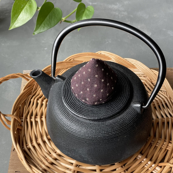 渋くて可愛い【鉄瓶の三角蓋つかみ】茶色 その他キッチン小物 青樹