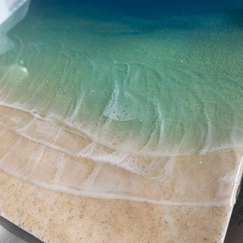 優しく透き通るブルーとエメラルドグリーンの海 3層波 穏やかな気分に