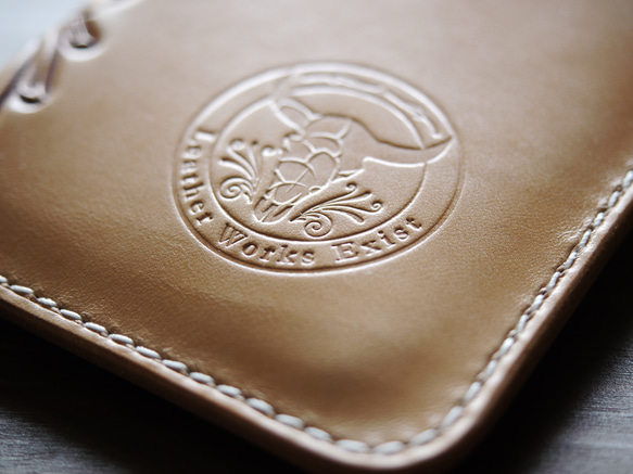 レザーカービング／ウエスタンホルスター型スマホホルダー　　昭南皮革　タンニン鞣し 