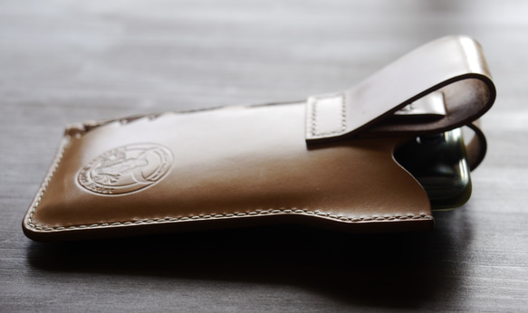 レザーカービング／ウエスタンホルスター型スマホホルダー　　昭南皮革　タンニン鞣し 