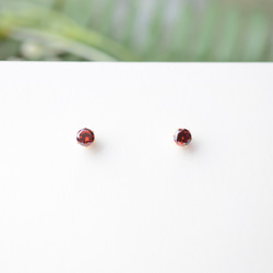 高品質氧化鋯單耳釘，玫瑰紅，秋冬，小號，簡約，手術不鏽鋼，生日禮物 第7張的照片