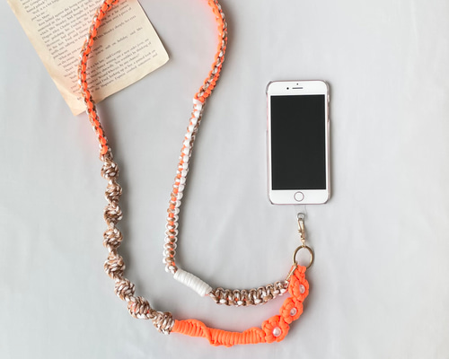 パラコードで作るスマホショルダーストラップ(ネオンオレンジのお花