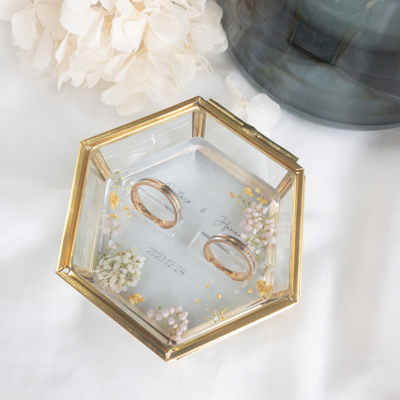 ライスフラワーとアリッサムの金箔レジンリングピロー×ゴールドガラスケース 6枚目の画像