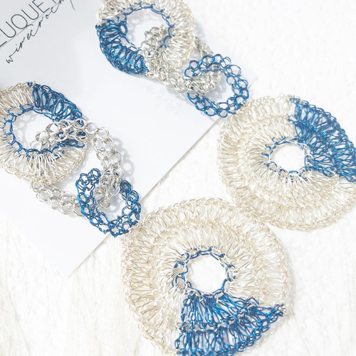 極細ワイヤーで編む4連ラウンドのピアス／イヤリング【シルバー