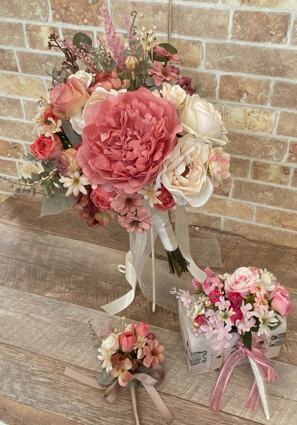 贈る結婚祝い コーラルピンクのピオニーブーケ(ブートニア付き)フープブーケに フラワー・リース