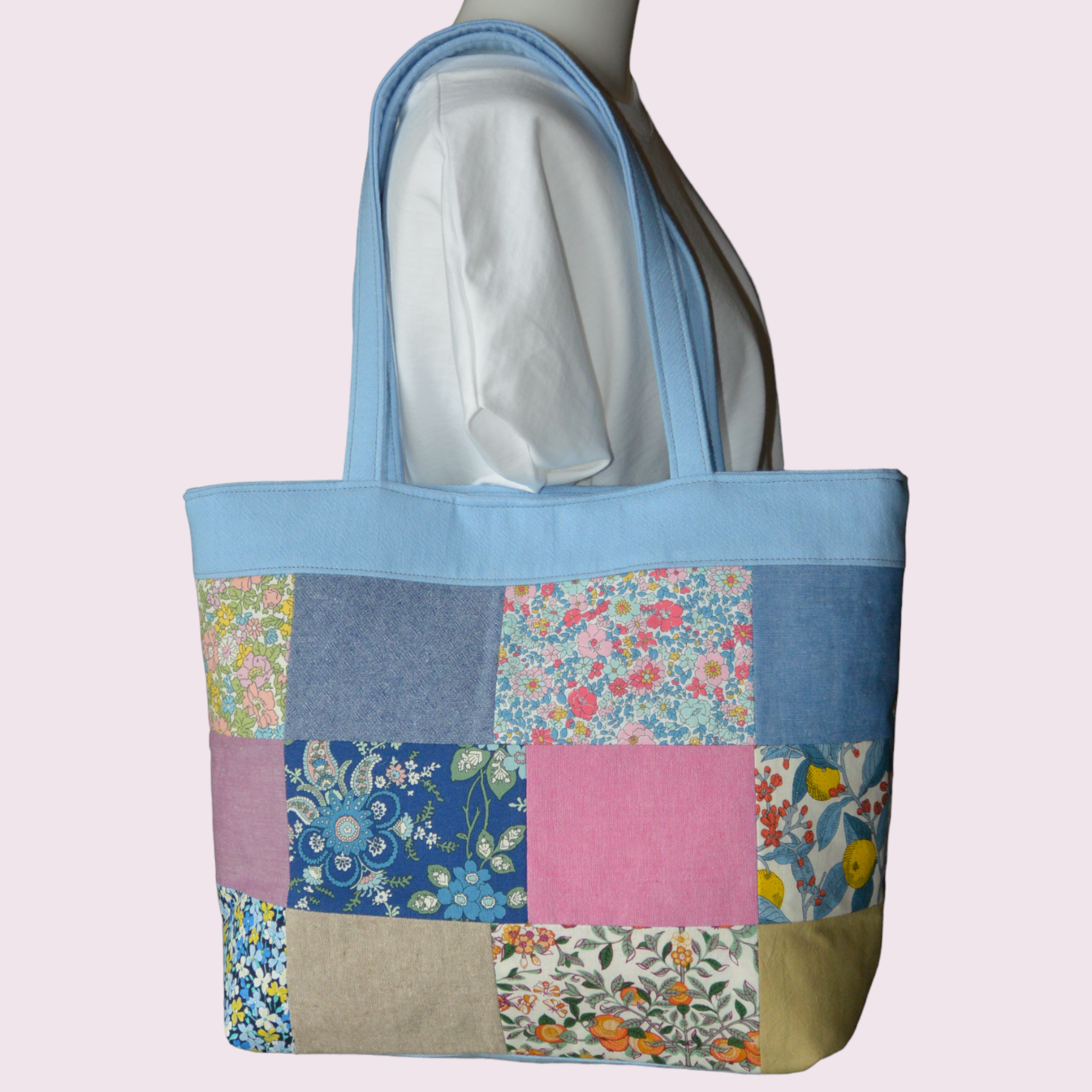 優しく豊かな　リバティパッチワークトートバッグ（ライトブルー）