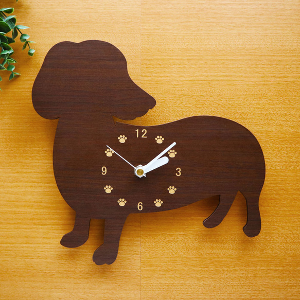 振り向く ダックスフント時計 （木製）チョコレートブラウン バースデー クリスマス 引っ越し祝い 結婚祝い 1枚目の画像