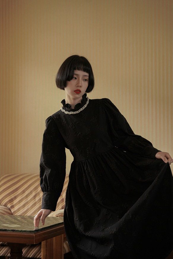 黑色 木耳花邊領復古洋裝 精緻浮雕面料 法式宮廷風連身裙 第16張的照片