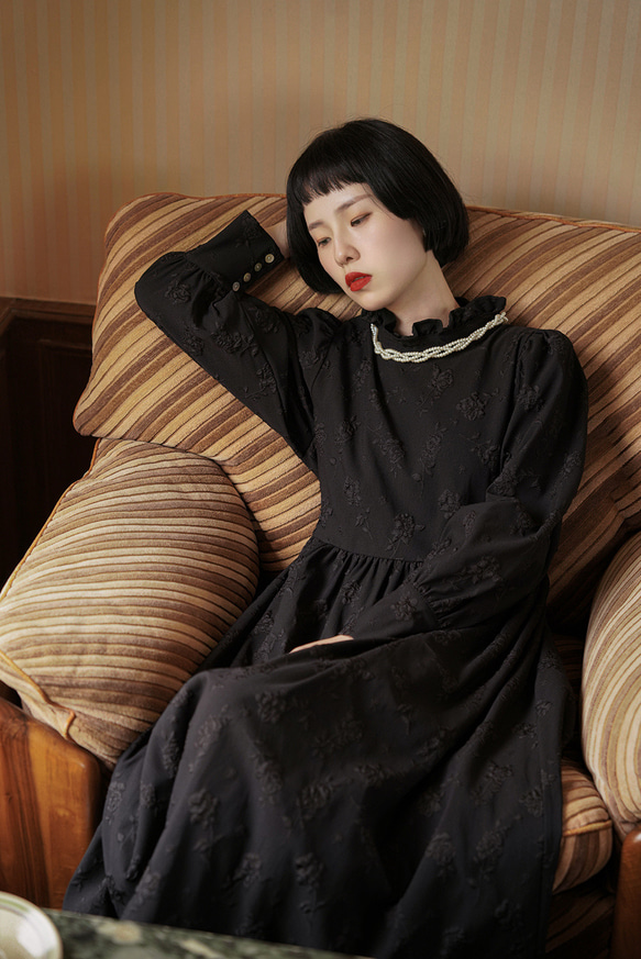 黑色 木耳花邊領復古洋裝 精緻浮雕面料 法式宮廷風連身裙 第12張的照片