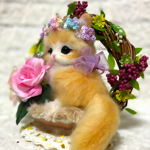 羊毛フェルト。猫。クリスマス。リース付き 羊毛フェルト。猫。リース台座付き。 羊毛フェルト キサラキララ