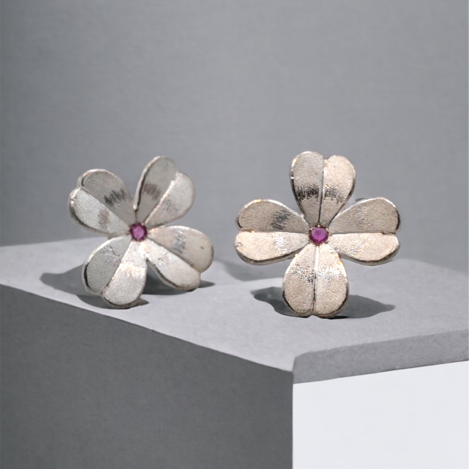 クローバースタッドピアス