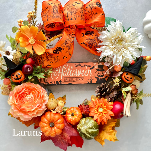 秋の実たっぷりハロウィンとパンプキンのオータムリース 黒の帽子は