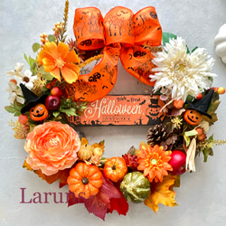 秋の実たっぷりハロウィンとパンプキンのオータムリース 黒の帽子は