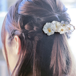 フリルビオラと花かんざしのバレッタ／ヘアクリップ 15枚目の画像