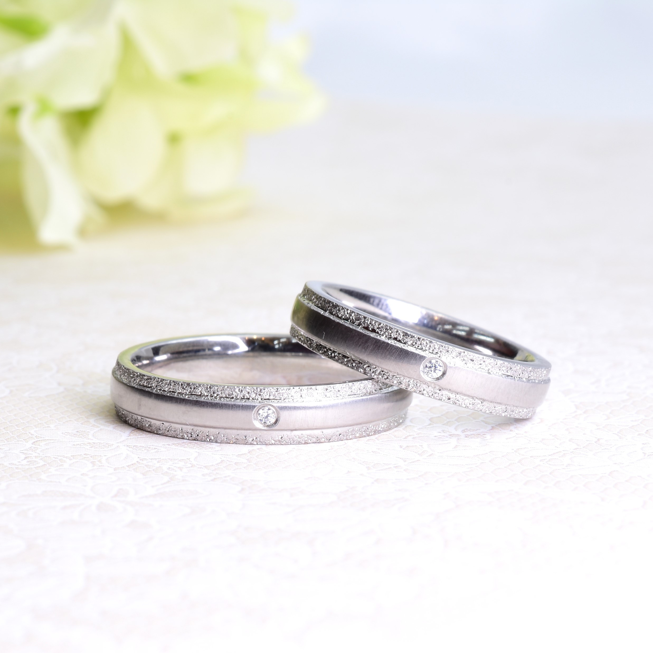 純白のホワイトマット加工ペアリング シルクのような輝き°˖✧˖ブライダル ウエディング ケースつき サージカルステン