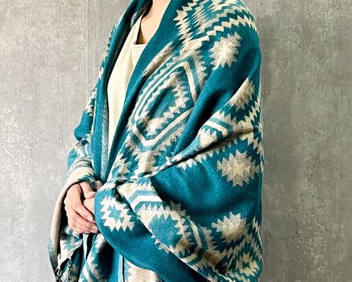 リーフ模様のトライアングルショール モヘア エメラルドグリーン 大判サイズ リーフ模様のトライアングルショール モヘア エメラルドグリーン 大判