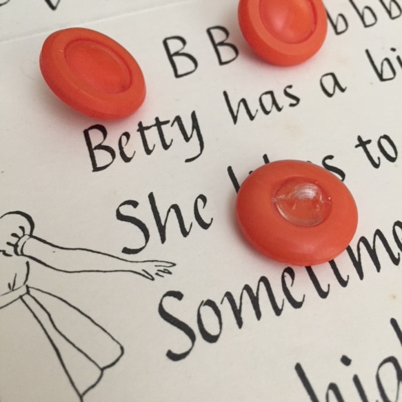 トロポップなヴィンテージボタン　装飾　裁縫　手芸　オレンジボタン　ソーイングボタン　ペンダントトップ 3枚目の画像