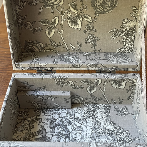 カルトナージュミニ裁縫箱 ベージュ系の可愛らしい天使柄です