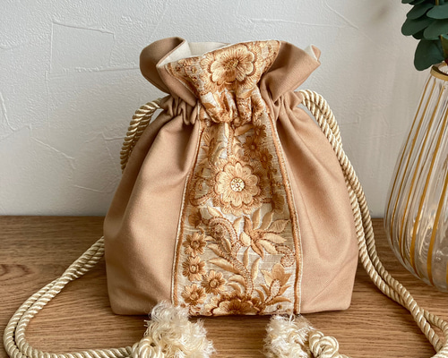 希少生地　インド刺繍生地巾着バッグ　ミニバッグ　ハンドメイド　ショルダーバッグ 希少生地 インド刺繍生地巾着バッグ ミニバッグ ハンドメイド