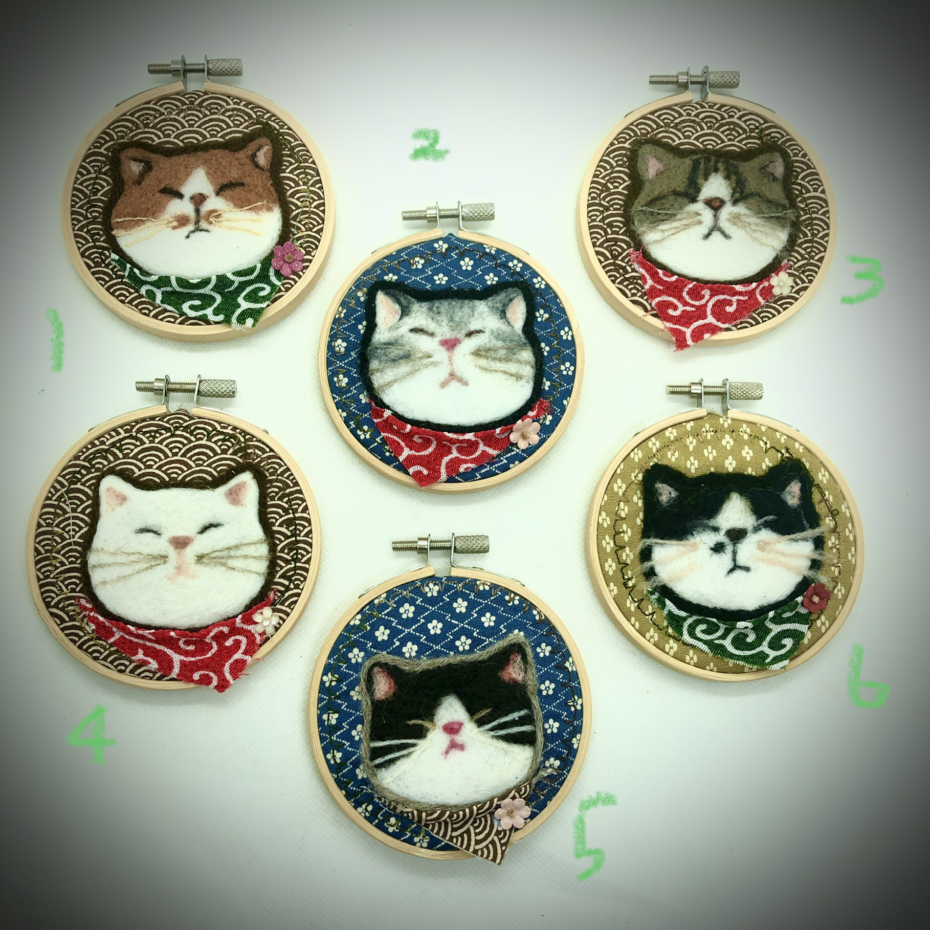 ミ*ケ様 ハンドメイド刺繍キーホルダー 三毛猫さんと雀 ミ*ケ