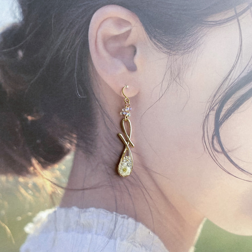 フラワードロップピアス／イヤリング（ホワイト） ピアス（フック