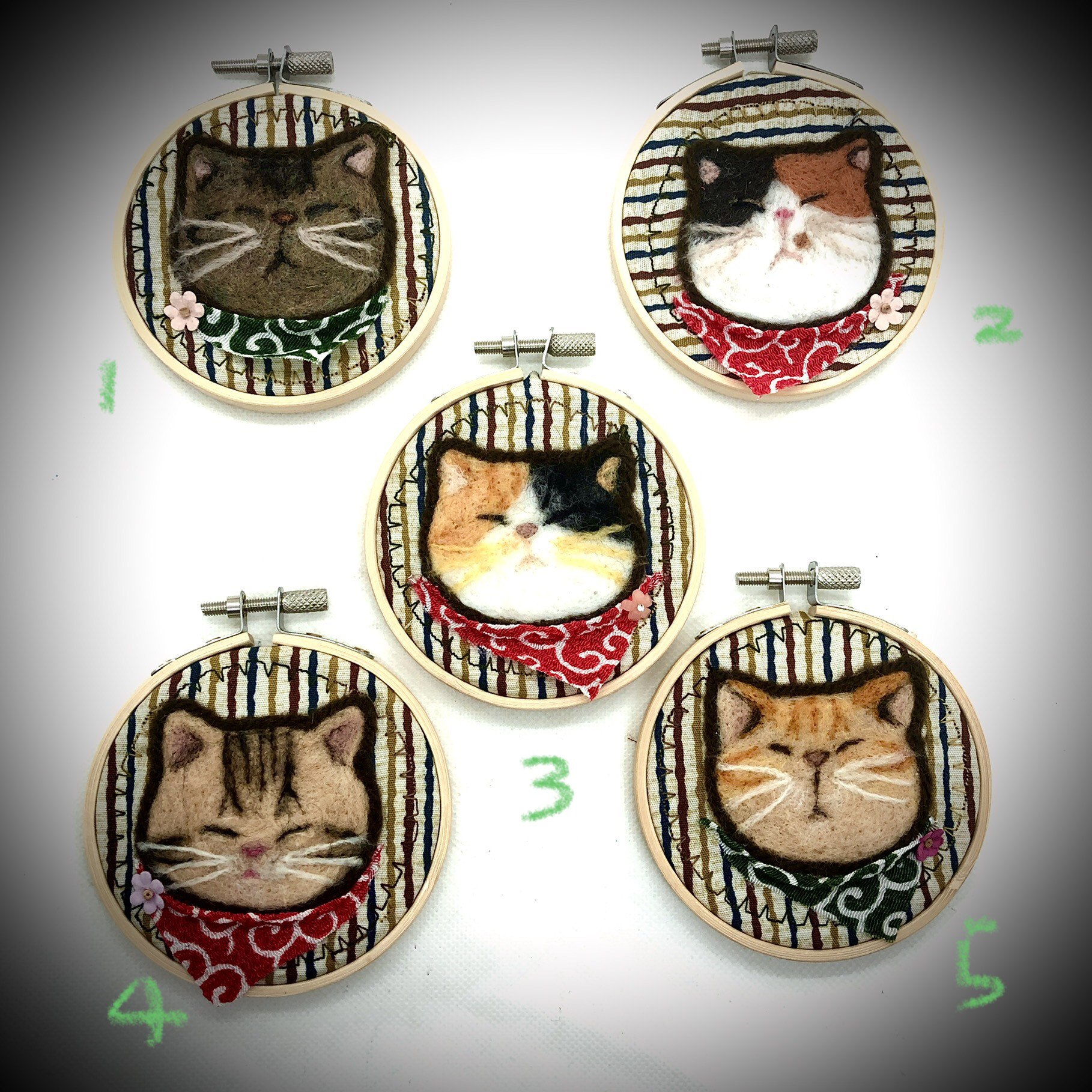 やんちゃねこの刺繍枠キーホルダー 羊毛フェルト 羊毛刺繍 羊毛