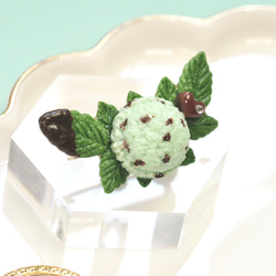 チョコミントアイスクリームとフレッシュミントのブローチ 1枚目の画像