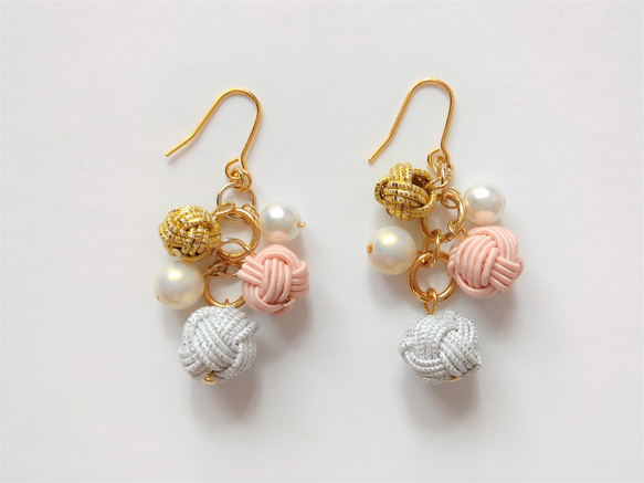 “柔和色彩的水引和珍珠成熟耳飾”顏色：③淺粉色x白色x金色 第3張的照片