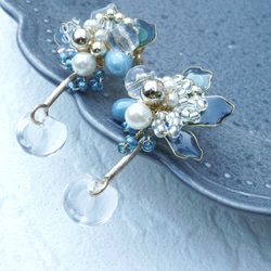 青の花びらとビーズのイヤリング/ピアス〜個性的・結婚式・ウェディング・カラードレス 3枚目の画像