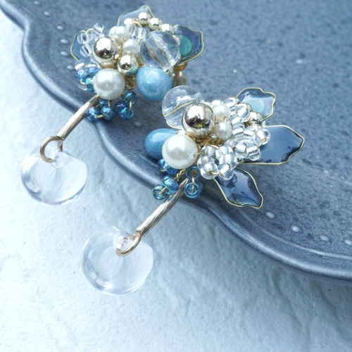青の花びらとビーズのイヤリング/ピアス〜個性的・結婚式