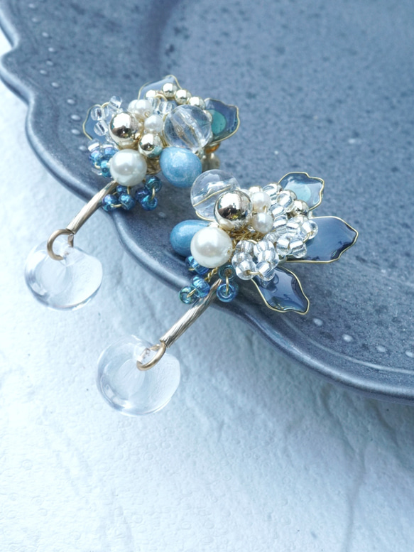 青の花びらとビーズのイヤリング/ピアス〜個性的・結婚式・ウェディング・カラードレス 3枚目の画像