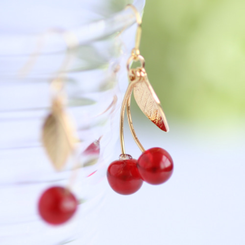 ガラスで作った「さくらんぼ」一粒/二粒ピアス ピアス（フック